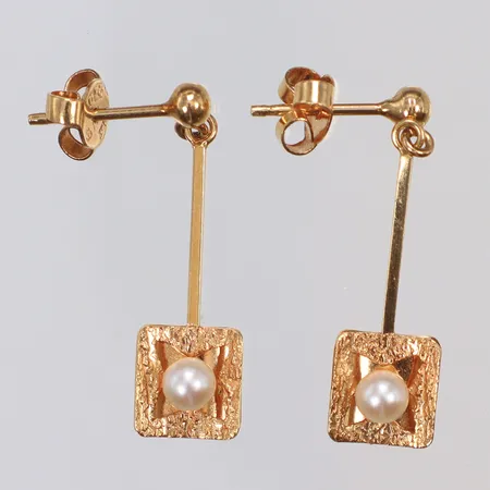 Ett par Örhängen med odlade saltvattenpärlor, hängande modell 26x7mm, stämplade OPI, 18K Vikt: 2,3 g