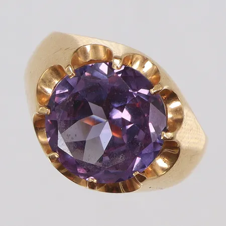 Ring med lila sten stl 19½ bredd 4-14mm, 18K Vikt: 9,9 g