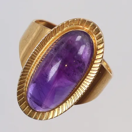 Ring med ametist, rutila inneslutningar stl 19½ bredd 3-24mm, Stigbert för HE (Heribert Engelbert) Stockholm 1960, 18K Vikt: 5,8 g