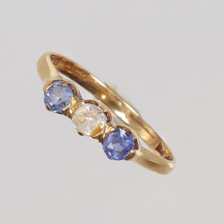 Ring med vit samt blå stenar stl 17 bredd 1,5-3mm, GAM (Magnussons Guldsmedsverkstad) Stockholm, 18K Vikt: 1,9 g