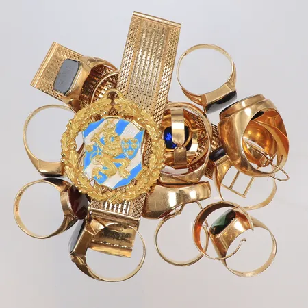 Diverse guld, med stenar, gravyr 18K Vikt: 140,2 g