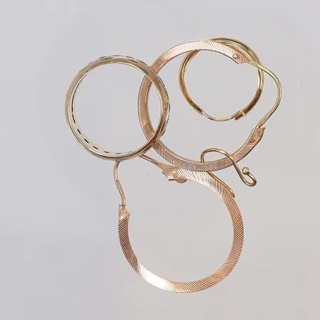 Diverse guld med vita stenar, defekt 14K Vikt: 6,9 g
