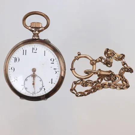 Fickur L'Universelle Ø50mm boett nr 5577929, manuell uppdragning, stälknapp, omkring sekelskiftet 18/1900, med smuts och slitage, fiickurskedja i doublé finns (ej med i vikt) bruttovikt 79,6g boett i silver 800/1000 med ask,