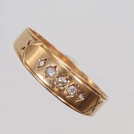 Ring med gammalslipade diamanter 5xca0,01-0,02ct stl 20 bredd 3-6mm,lite skev, England S&E, Birmingham, tidigt 1900-tal, 18K Vikt: 2,1 g