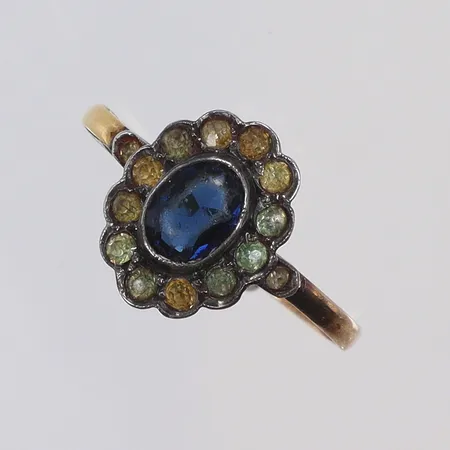 Ring med pastestenar infattade i silver, stl 17½ bredd 1,5-11mm, importstämplad, troligen England tidigt 1900-tal, stämplad WH, skena i 18K Vikt: 1,7 g