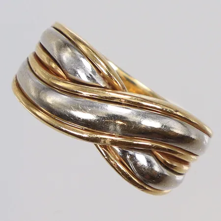 Ring tvåfärgad stl 17 bredd 5-9mm 18K Vikt: 9,7 g