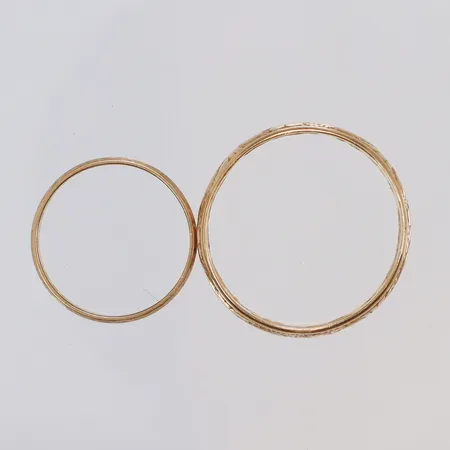 2st Ringar, gravyr 18K Vikt: 7,4 g