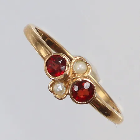 Ring i Jugend-stil med granater samt odlade pärlor stl 17½ bredd 1-7mm,  AKL, Helsingborg 1914, 18K Vikt: 1,6 g