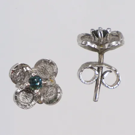Ett par Örhängen med blå stenar i form av blommor, 9x8mm, silver 925/1000 Vikt: 2 g