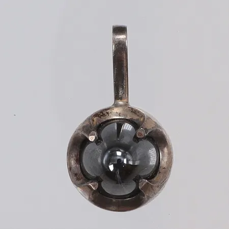 Hänge i silver med svart sten 25x14mm, stämplad Sv. H. silver 925/1000  Vikt: 8,1 g