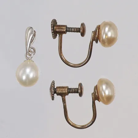 Hänge med odlad pärla samt Ett par Örhängen med imitationspärlor (skruvlås), längd 11mm och 12mm, silver 835-925/1000 Vikt: 2,4 g