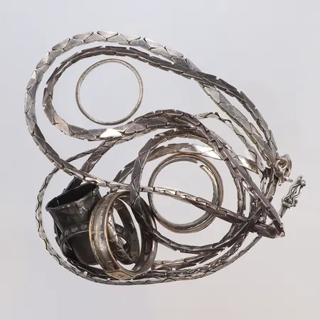 Diverse silver, delvis defekt, delvis gravyr silver 830-925/1000 Vikt: 53,2 g