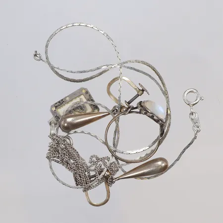 Diverse silver, ihoptrasslat, delvis defekt med glas, 830-925/1000  Vikt: 9,3 g