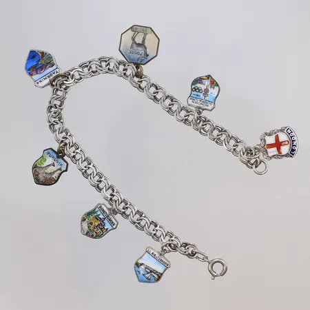 Armband Bismarck med Berlocker olika städer i Europa med emalj, tre berlocker ej i silver, resterande silver 16,8g 