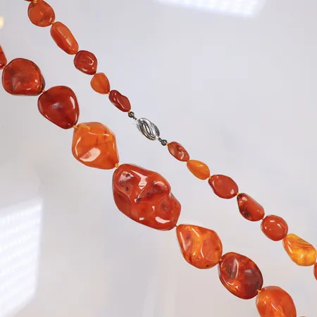 Collier med polerad Bärnsten, doserat, 71cm bredd 8-33mm lås i silver stämplat JKa 925/1000 bruttovikt 100,5g Vikt: 100,5 g