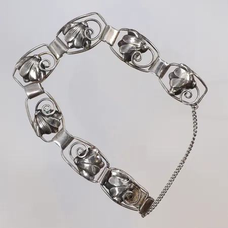 Armband mönstrat med blommor längd ca 18cm bredd 15mm, säkerhetskedja FPR (Pastarus Presto Firma) Stockholm 1952, silver 830/100 Vikt: 15,5 g