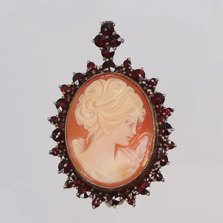 Brosch/Hänge med camé samt granater 26x41mm, förgylld, silver 830/1000 Vikt: 9,2 g