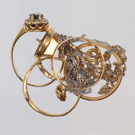 Diverse guld, defekt med stenar, gravyr 18K  Vikt: 10,8 g