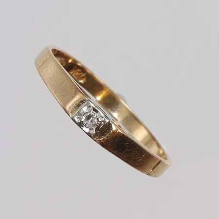 Ring med diamant 1xca0,02ct stl 17¼ bredd 2-3mm, 18K Vikt: 1,7 g