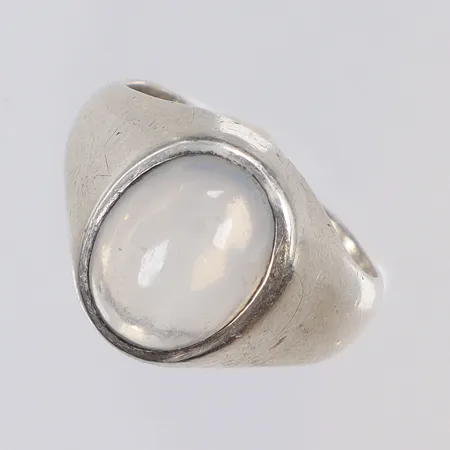Ring med månsten stl 17 bredd 3-13mm, gravyr (datering 1955), GD&Co Malmö 1954, silver 830/1000 Vikt: 6,2 g