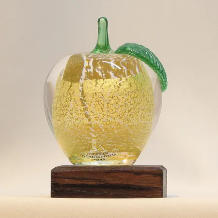 Skulptur i glas, Strömbergshyttan Studioglas, dekor i guld och grönt, signerad, på träsockel, höjd ca 9cm, bredd 7cm (exclusive sockeln)  Skickas med paket.