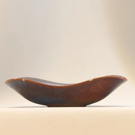 Skålfat Gunnar Nylund, Rörstrand, brun/blå harpälsglasyr signerad GN ARF, längd 17cm bredd 10,5cmm, höjd 3,5cm, omkring 1900-talets mitt, flertalet smånagg  Vikt: 0 g