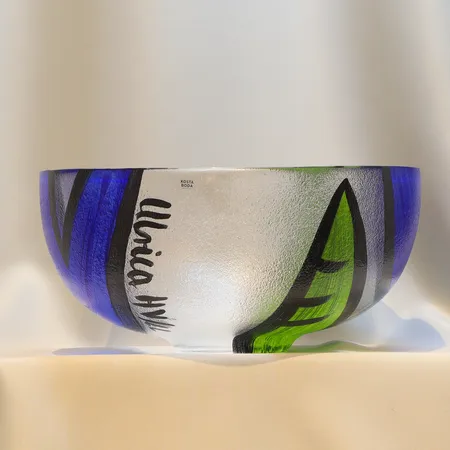 Skål Ulrika Hydman-Vallien Kosta Boda, "Tulipa", handmålat glas, signerad Ulrica HV/LL, Ø28mm, höjd 13,5cm, med kartong (sliten)   Vikt: 0 g Skickas med postpaket.