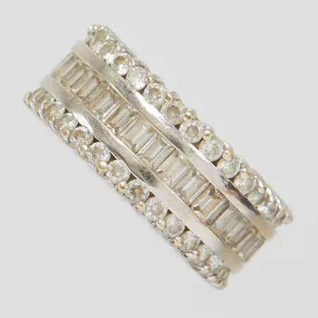 Ring, Ø18¼, bredd: 9,4-9,6mm, vita stenar, vitguld, 18K Vikt: 9,8 g