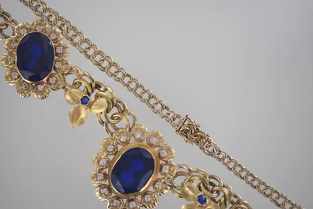 Collier med blåa vita stenar, längd 55,5 cm, bredd 1,2-34 mm, 18K Vikt: 77,7 g