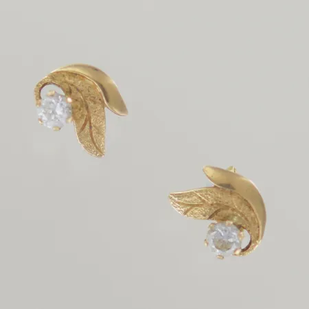 Ett par örhängen med sten, plopp saknas, höjd 8 mm, 18K  Vikt: 0,8 g