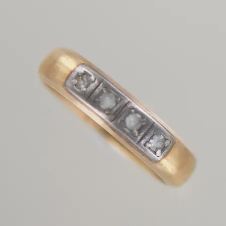 Ring med stenar, Ø 18¾ mm, graverad, 14K Vikt: 4,8 g