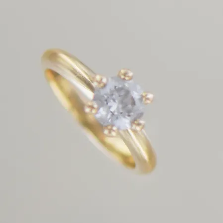 Ring med sten, Ø 16 mm, bredd 6,4 mm, graverad, 18K  Vikt: 5,2 g