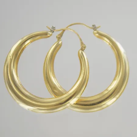 Ett par örhängen, diam 3,5 cm, höjd 4 cm, 18K, små buckligt Vikt: 5,8 g