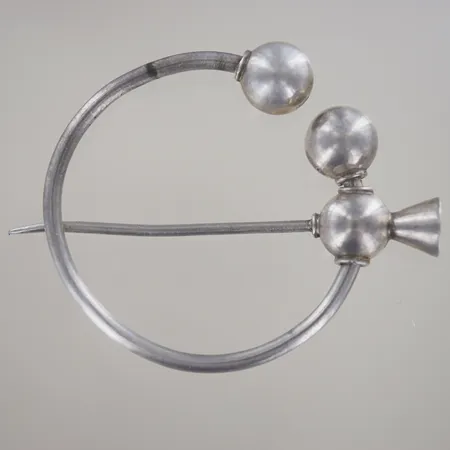Brosch till folkdräkt, diam 6 cm, lite ojämn nål, silver Vikt: 25,3 g