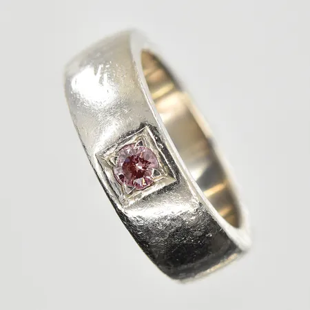 Ring med rosa sten, stl 16½, bredd 6 mm, mindre hack runt hela skenans kant, vitguld, 18K. Vikt: 14,7 g