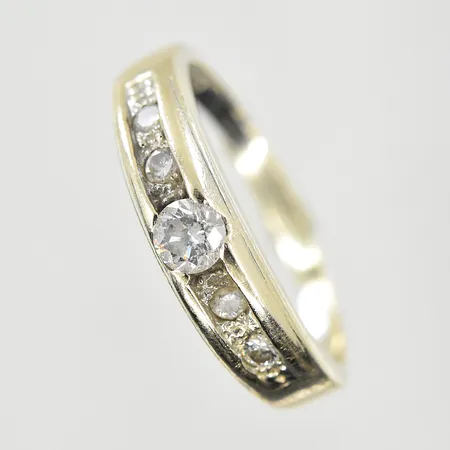 Ring med vita stenar, stl 17¾, bredd 2-4 mm, behöver omrodieras, 14K. Vikt: 3,7 g
