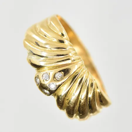 Ring med vita stenar, stl 20½ cm, bredd 4-10 mm, 14K. Vikt: 4,5 g