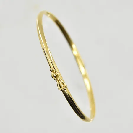 Armring, öppningsbar, oval passform, innermått 58x50 mm, bredd 3 mm, något skev, ihålig, 18K. Vikt: 4,3 g