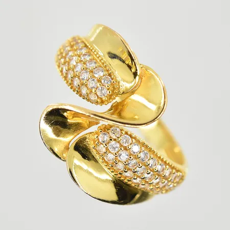 Ring med vita stenar, stl 17, bredd 2-14 mm, 21K. Vikt: 4,1 g