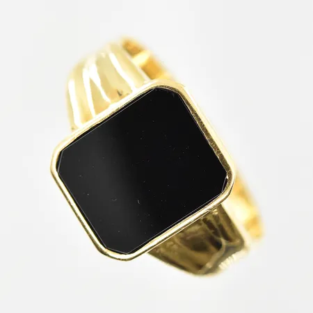 Klackring med Onyxplatta, stl 21¾, bredd 4-15 mm, 18K. Vikt: 5,6 g