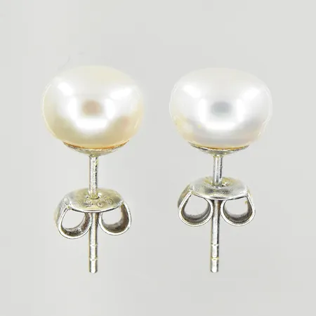 Ett par örhängen med buttonformade odlade pärlor, stl 6x8 mm, 925/1000 silver. Vikt: 1,9 g