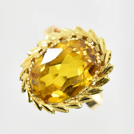 Ring med orange sten, stl 16¾, bredd 2-18 mm, 18K. Vikt: 5,2 g