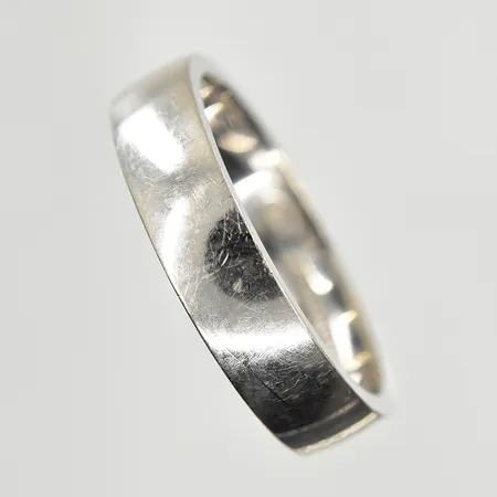 Ring, stl 19½, bredd 5 mm, vitguld, 18K. Vikt: 8,2 g