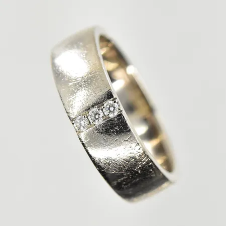 Ring med diamanter 3x0,01ct, stl 17¼, bredd 6 mm, vitguld, 18K. Vikt: 8,4 g