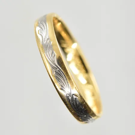 Ring, stl 20¼, bredd 4 mm, gravyr, rödguld/vitguld, 18K. Vikt: 4,7 g