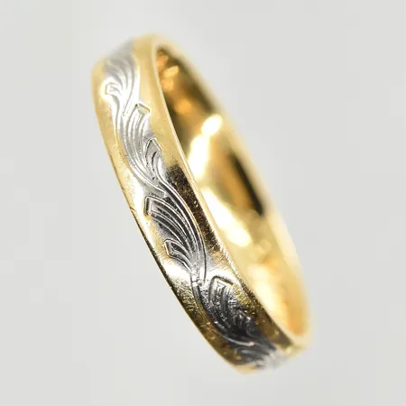 Ring, stl 17¾, bredd 4 mm, gravyr, rödguld/vitguld, 18K. Vikt: 4 g