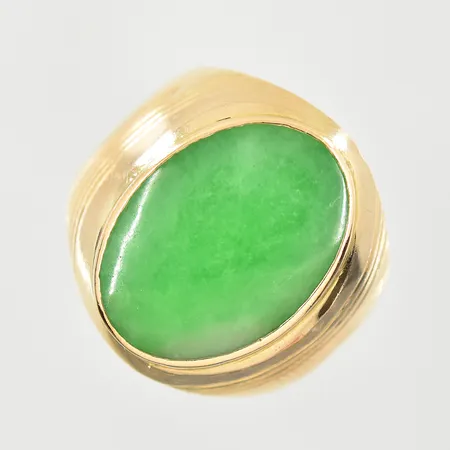 Ring med grön sten, stl 17¼, bredd 4-20 mm, 18K. Vikt: 5,4 g