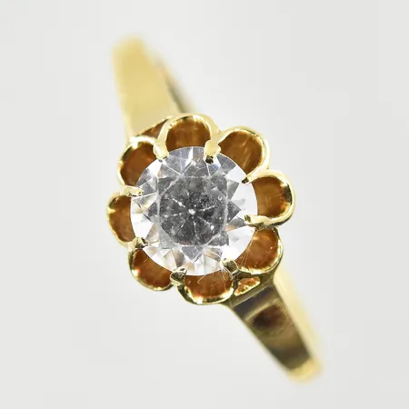 Ring med vit sten, stl 16¼, bredd 1-7 mm, sliten sten, 14K. Vikt: 2,2 g
