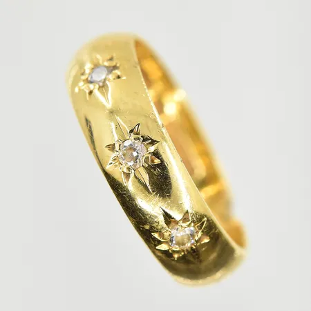 Ring, stl 14½, bredd 5 mm, hack i skenan, gravyr, 18K. Vikt: 3,4 g