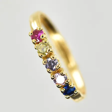 Ring med färgstenar, stl 17½, bredd 2 mm, 18K. Vikt: 0,7 g